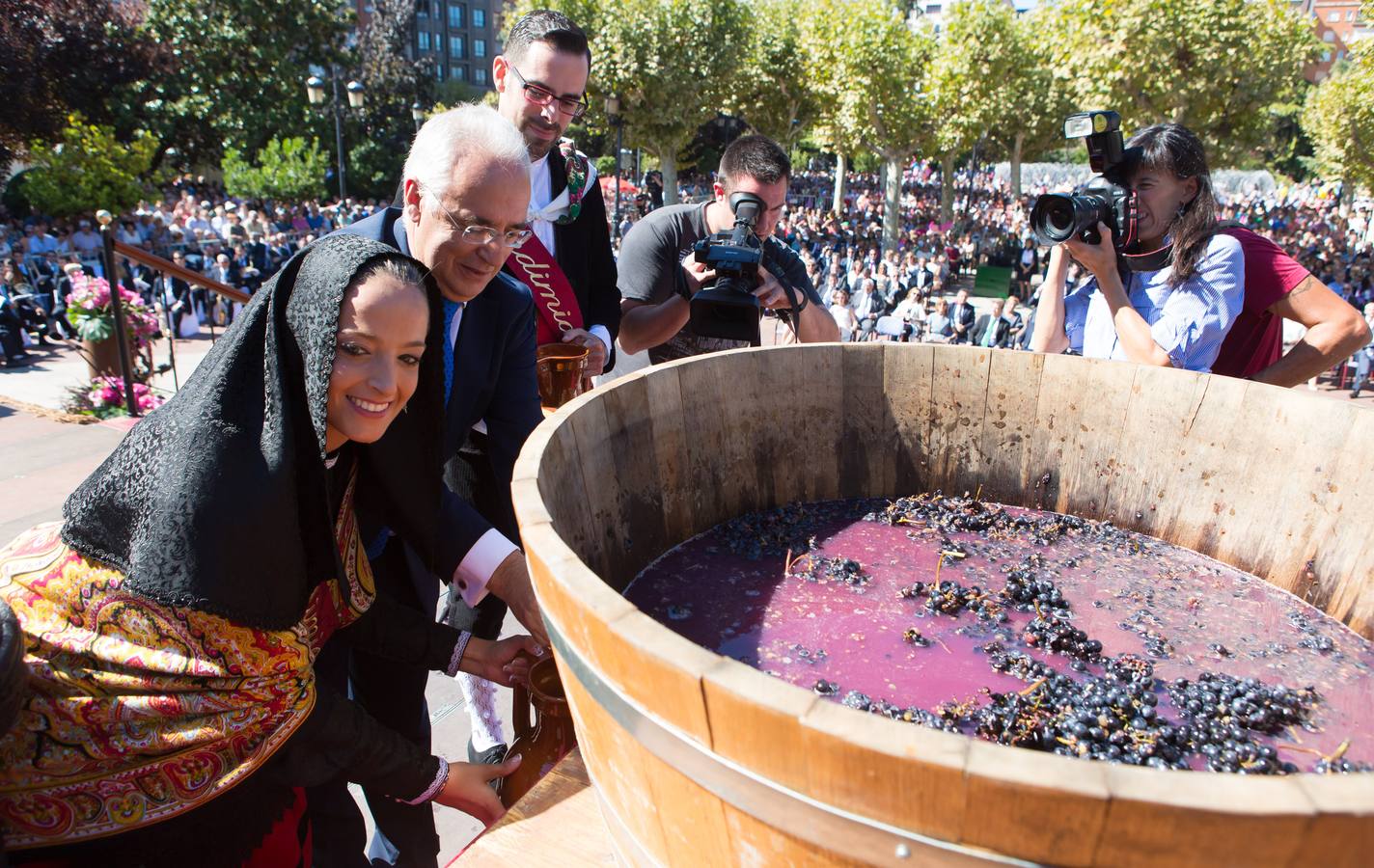 Ceniceros preside su primer pisado de la uva (II)