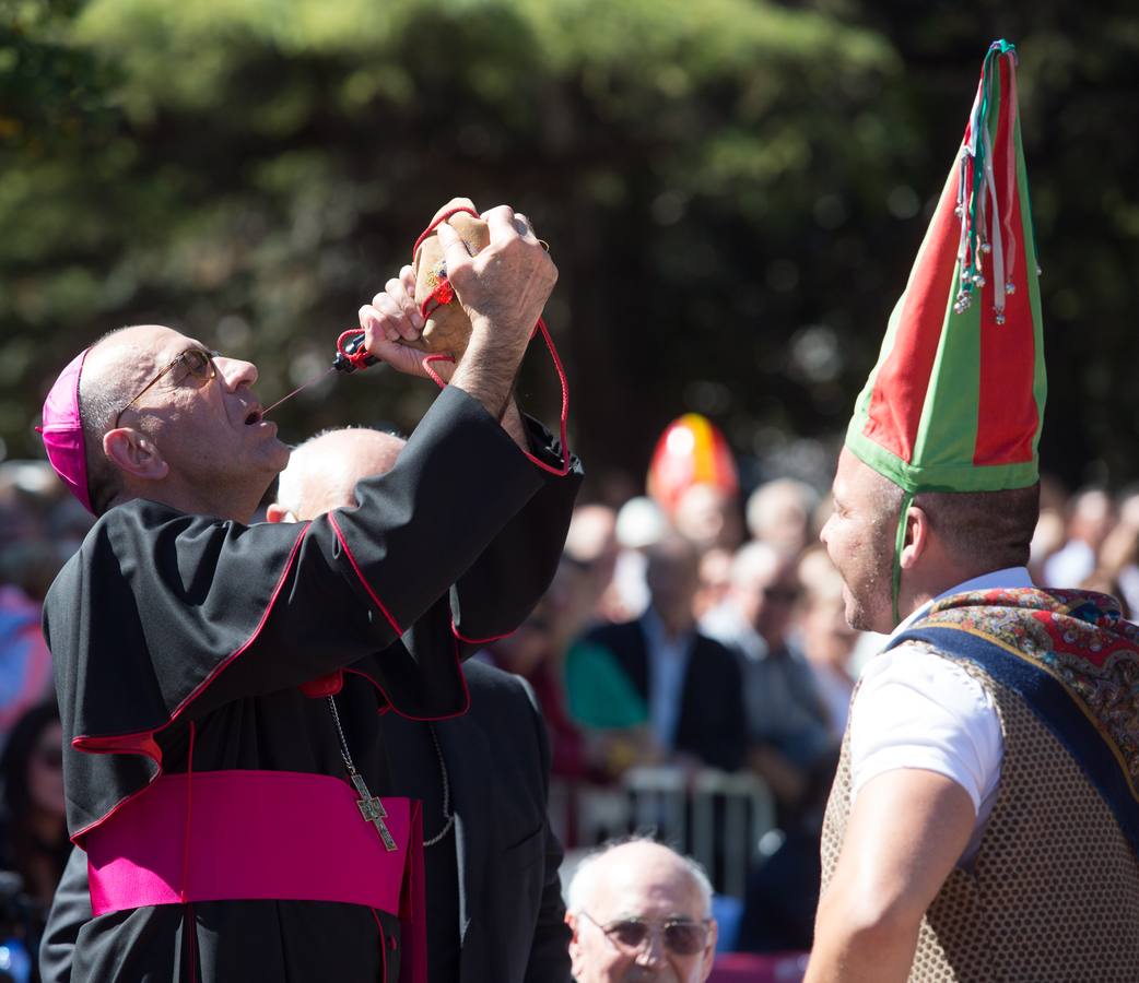 Ceniceros preside su primer pisado de la uva (III)