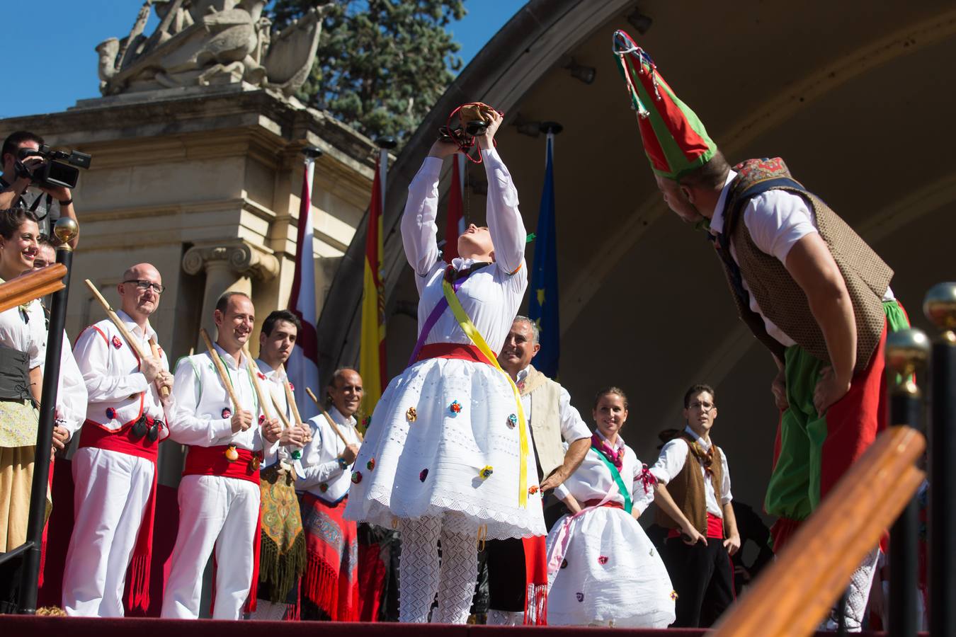 Ceniceros preside su primer pisado de la uva (III)