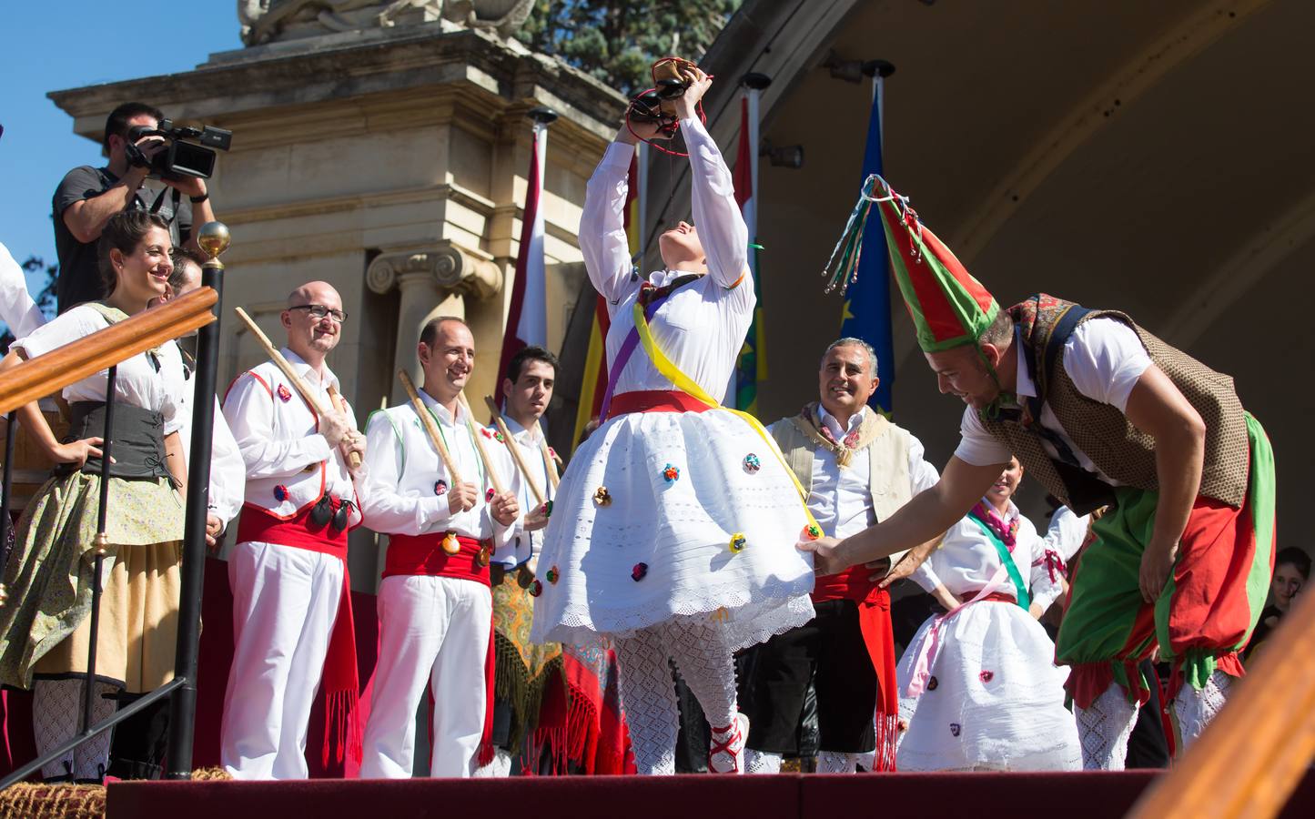 Ceniceros preside su primer pisado de la uva (III)