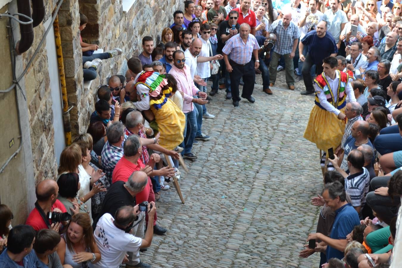 Los danzadores bajan por Gracias