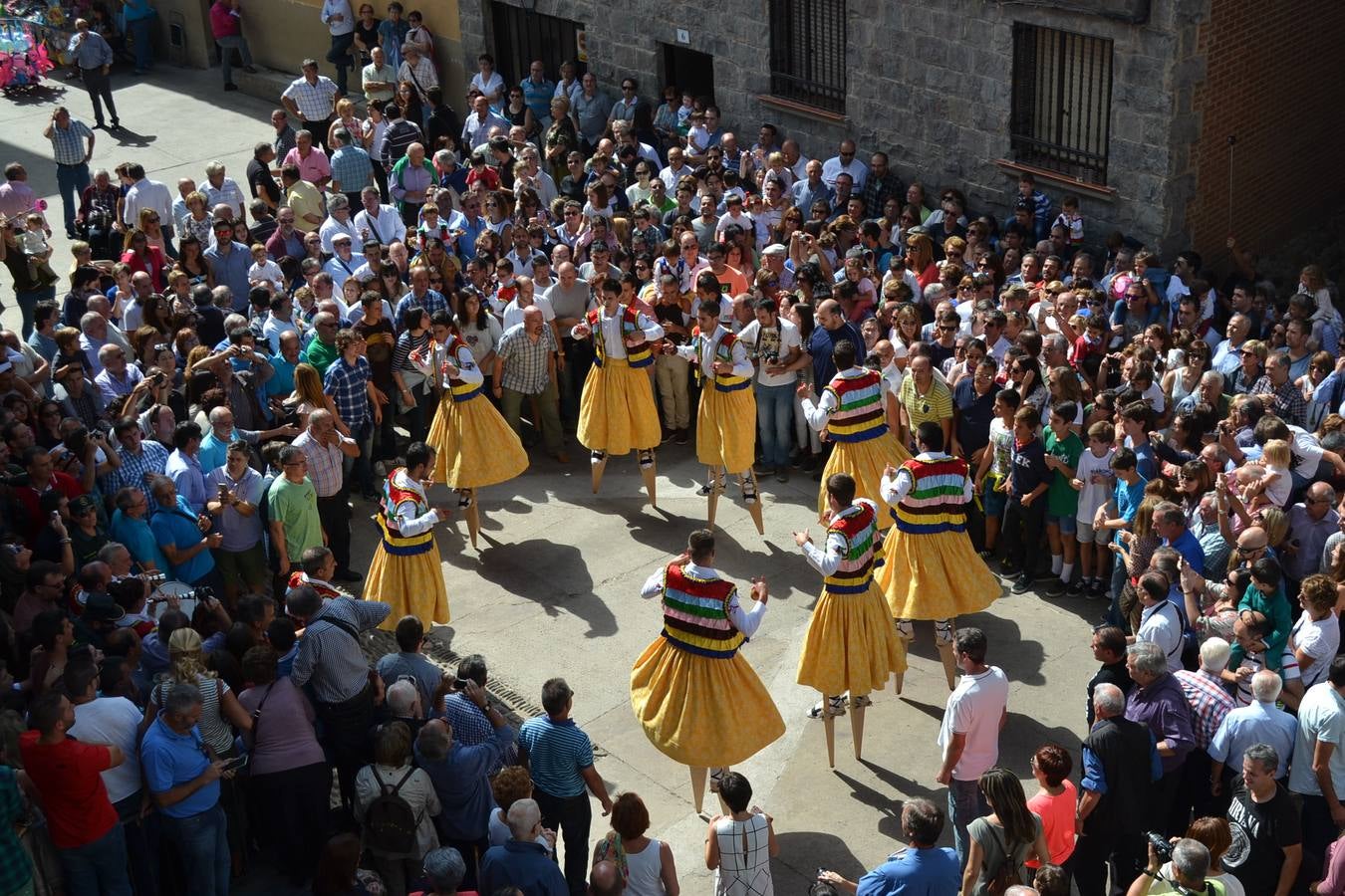 Los danzadores bajan por Gracias