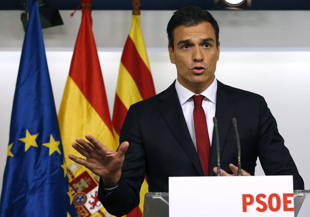 El Secretario General del PSOE, Pedro Sánchez, durante su valoración ante los medios de comunicación de los resultados en las elecciones catalanas, en la sede del partido socialista en Madrid.