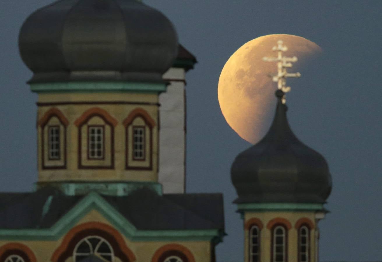 El eclipse y la superluna. La superluna en Minsk, Bielorusia.