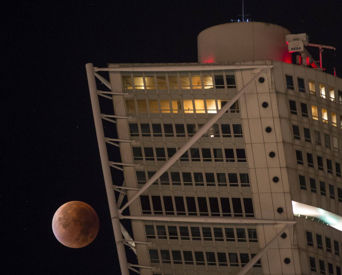 El eclipse y la superluna. La superluna, también conocida como luna de sangre, aparece tras el edificio Turning Torso de Malmo (Suecia)