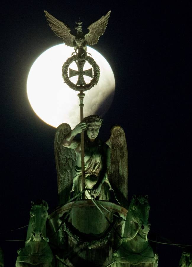 El eclipse y la superluna. Escultura de la cuádriga ornamental que decora la Puerta de Brandeburgo