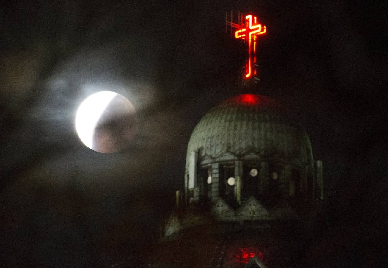 El eclipse y la superluna. El fenómeno desde la Basilica Koekelberg, Bruselas.