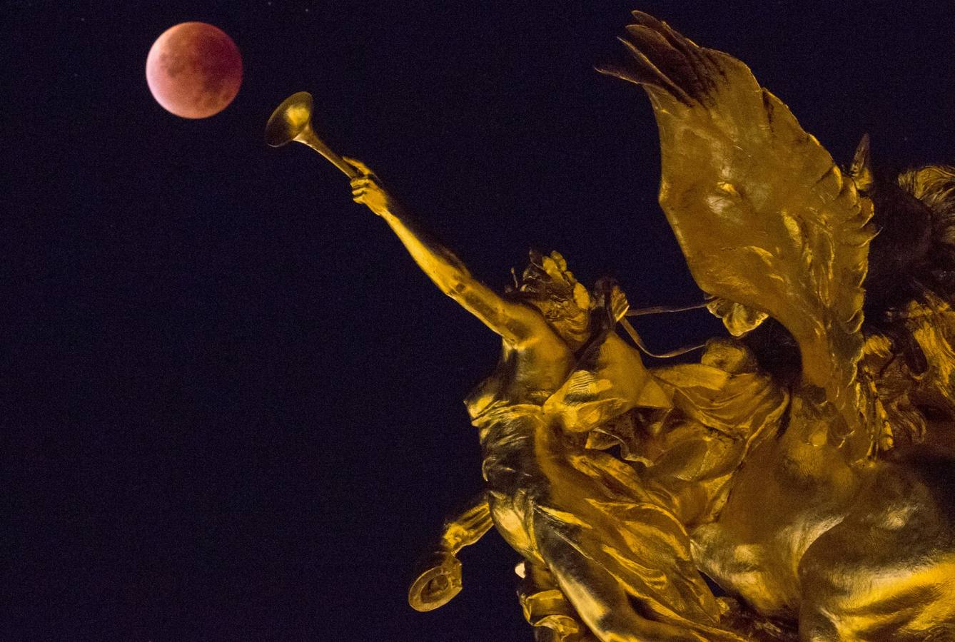 El eclipse y la superluna. El fenómeno desde el Puente Alejandro III, en París.