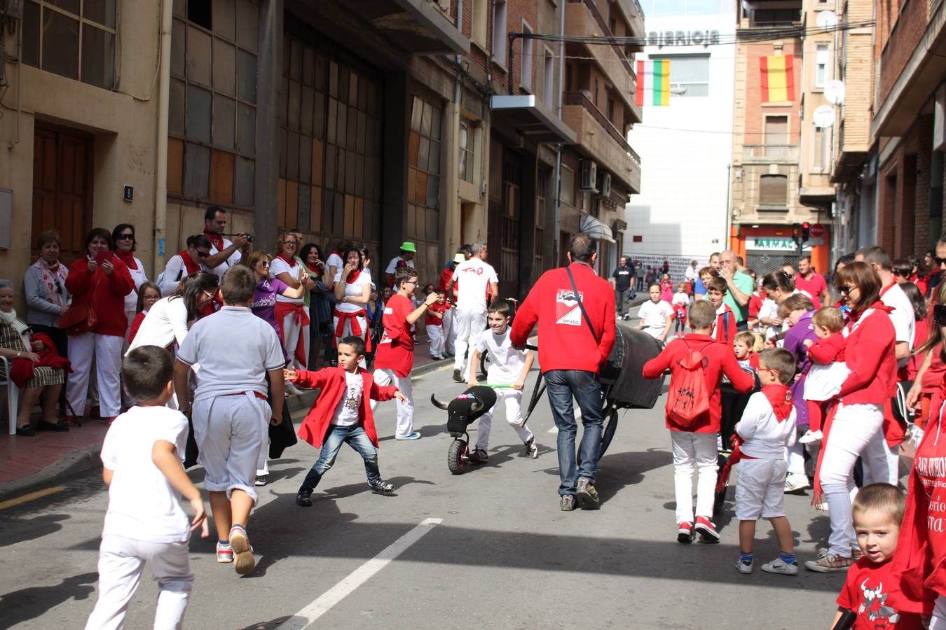 Vaquillas de juguete (y de verdad) en las fiestas de Arnedo