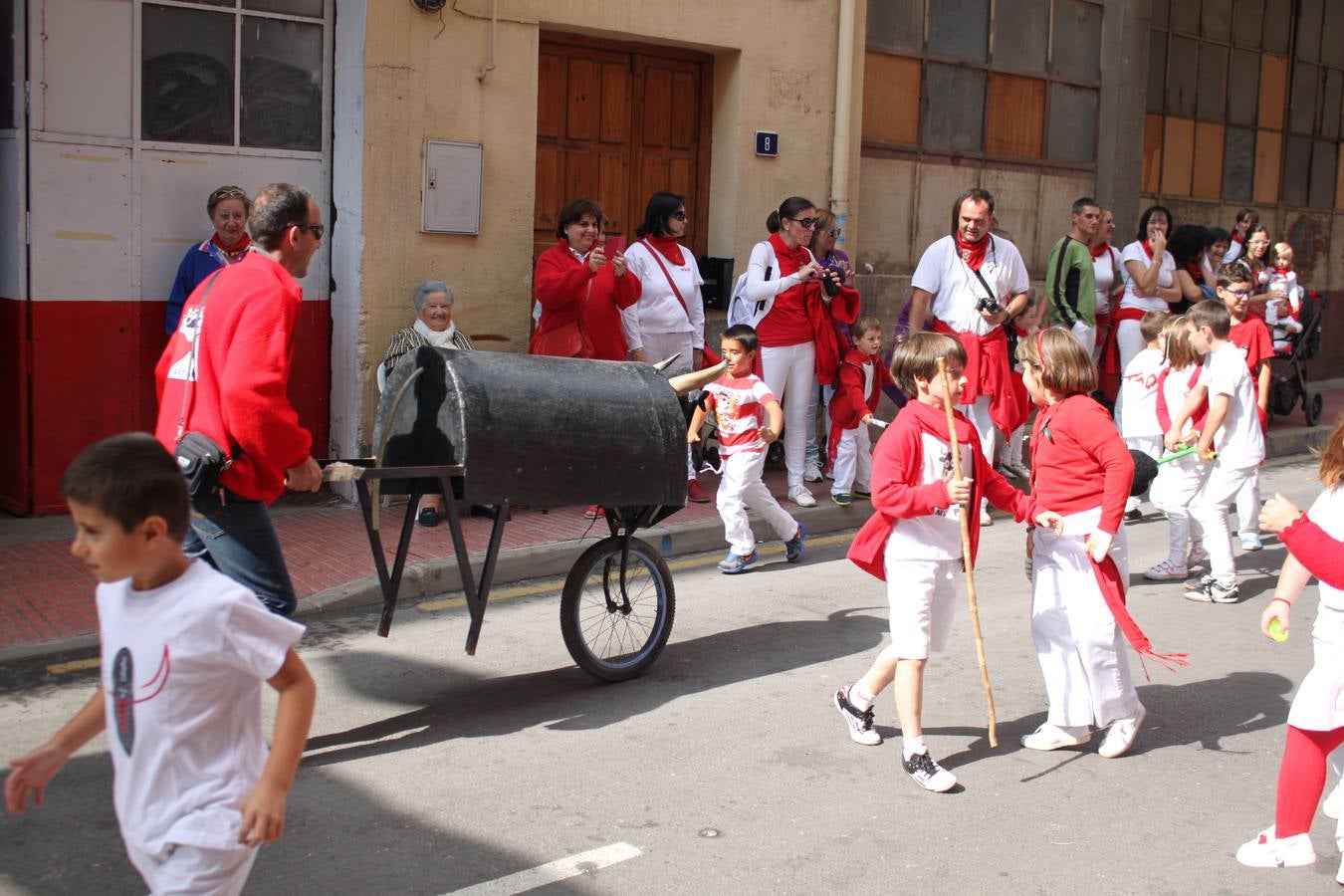 Vaquillas de juguete (y de verdad) en las fiestas de Arnedo