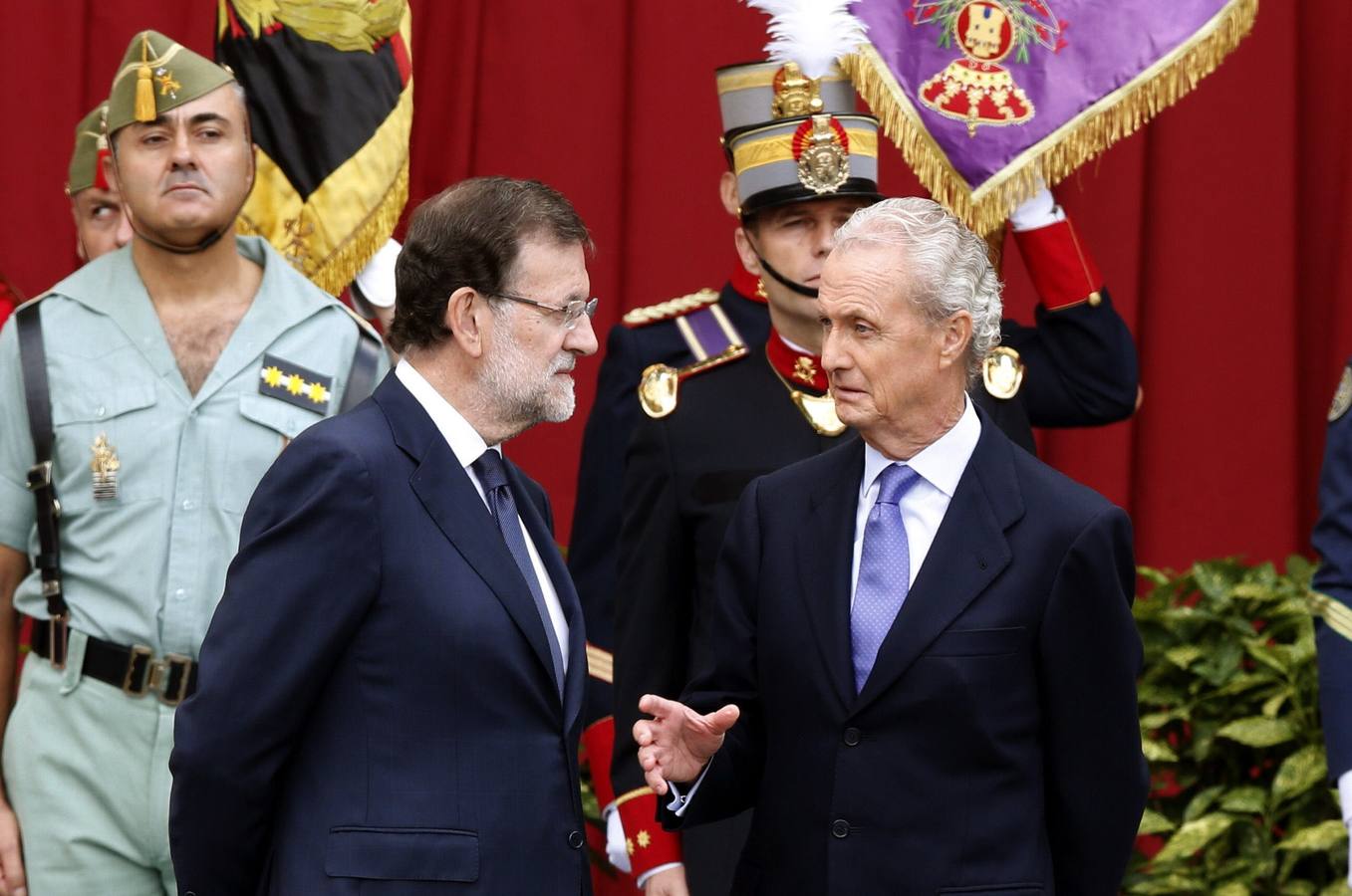 Mariano Rajoy, conversando con Pedro Morenés.