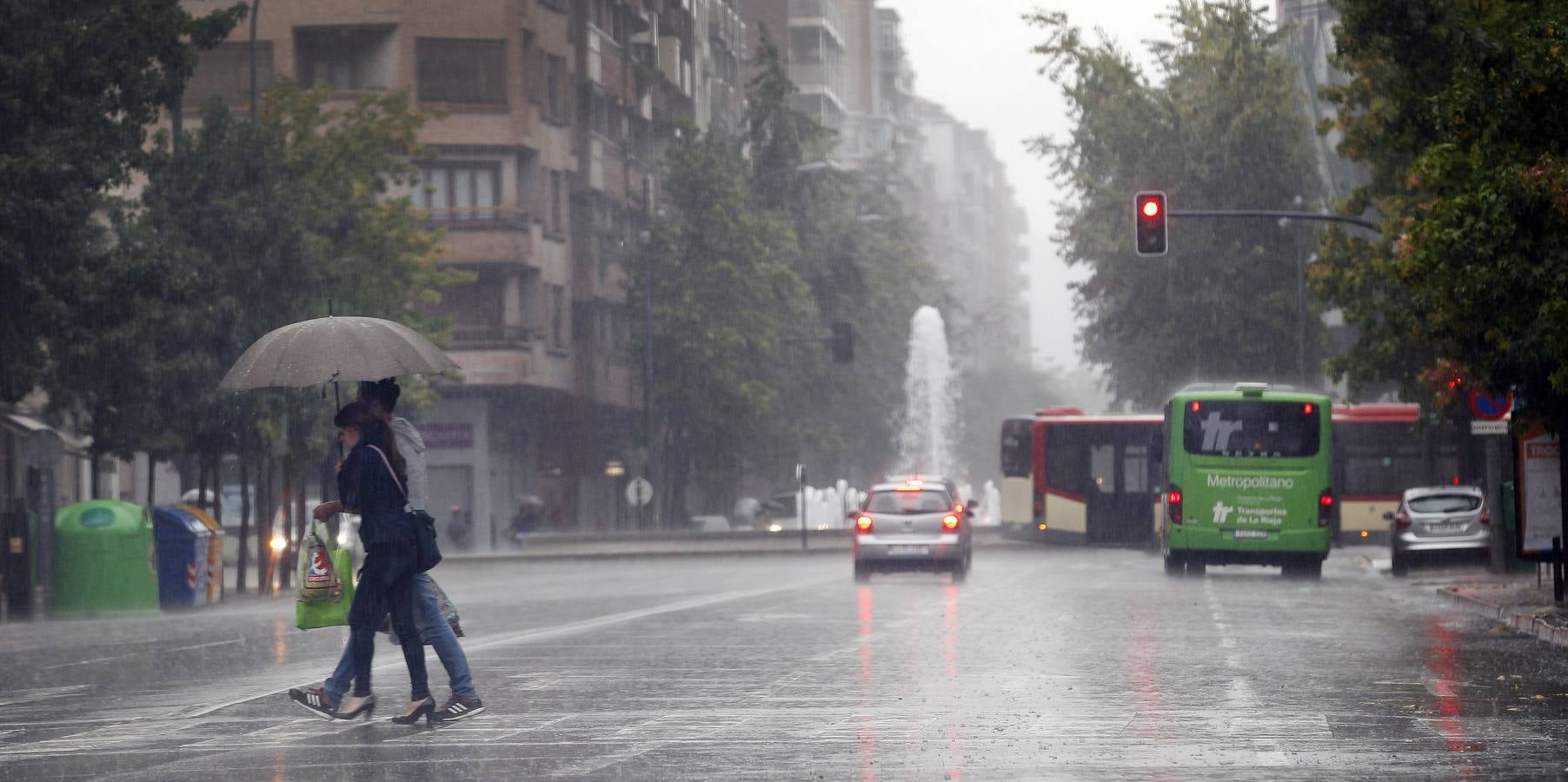 Intensa lluvia en Logroño, que ha causado problemas de tráfico