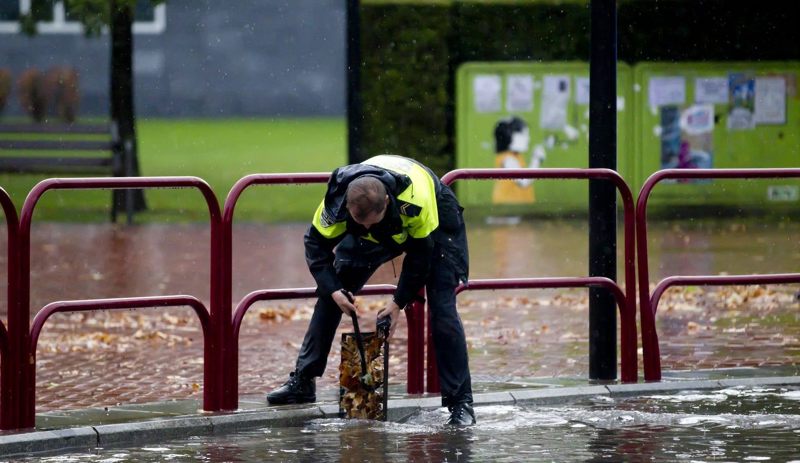 Intensa lluvia en Logroño, que ha causado problemas de tráfico