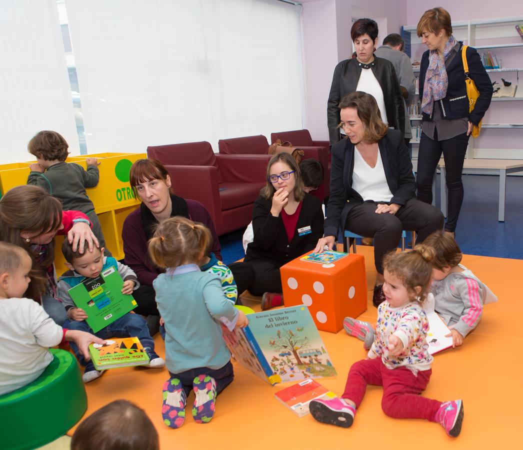 Inauguración de &#039;Héroes de cómic&#039; y excursión de la guardería Cuenta Cuentos en la Biblioteca Rafael Azcona