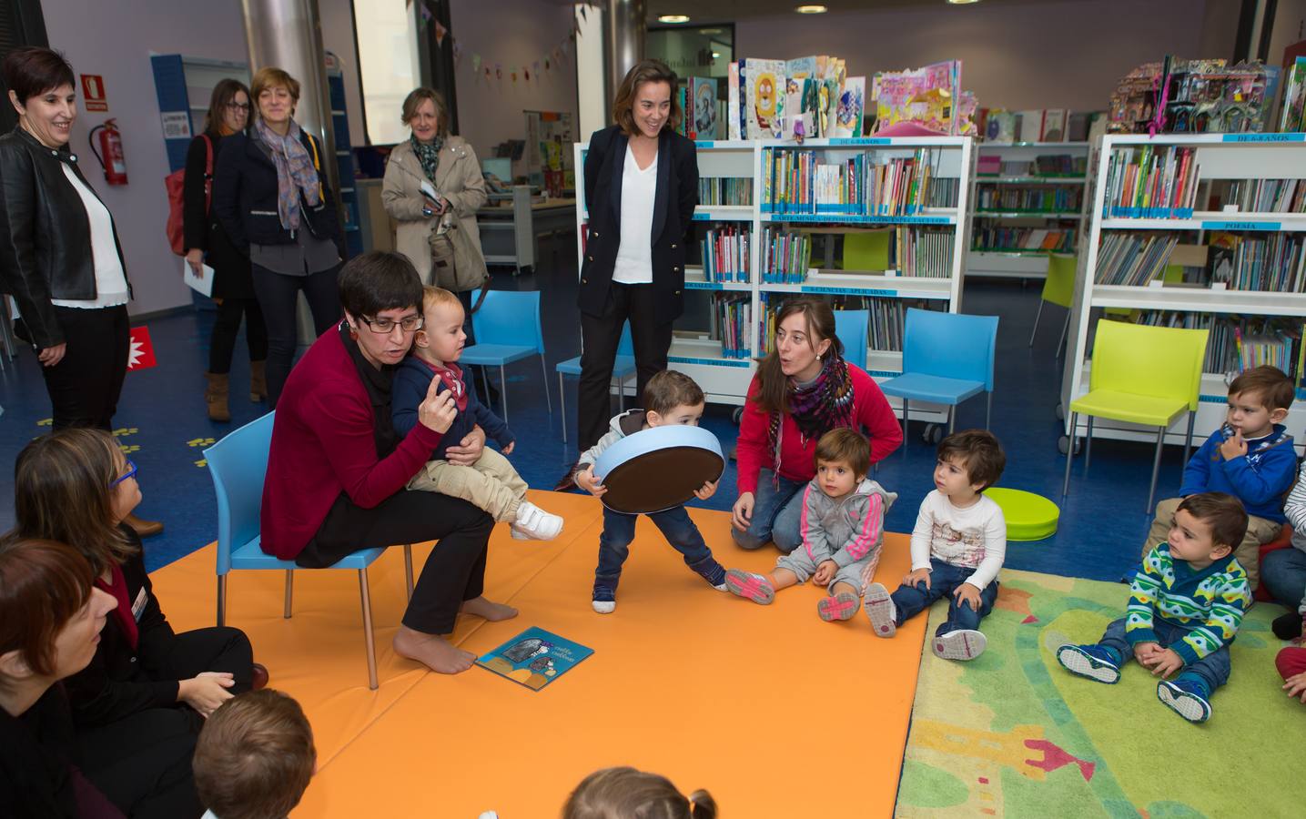 Inauguración de &#039;Héroes de cómic&#039; y excursión de la guardería Cuenta Cuentos en la Biblioteca Rafael Azcona