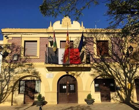 Casalarreina. Una bandera francesa en el balcón consistorial.