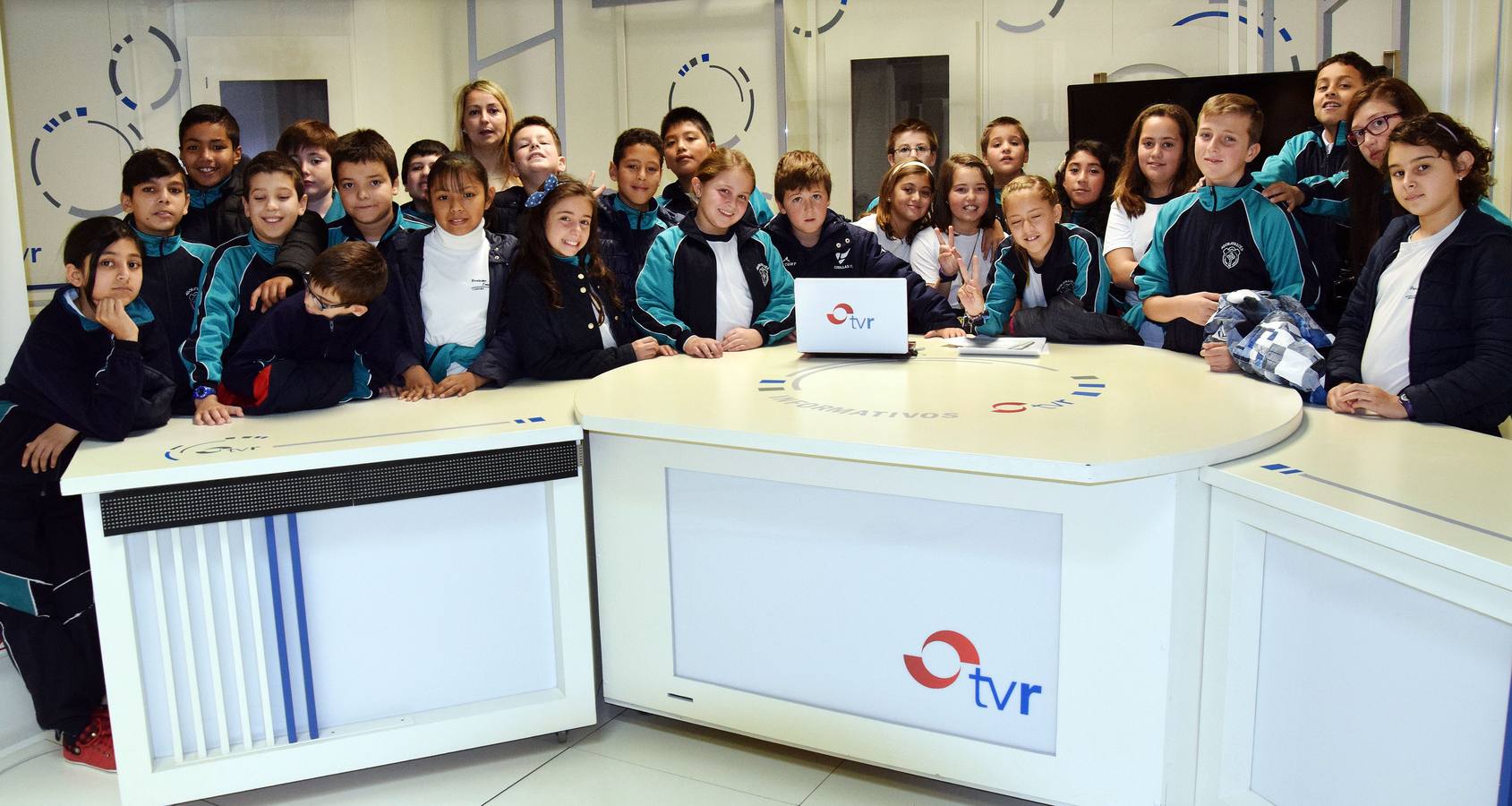 Los alumnos de 5º B de Adoratrices visitan la multimedia de Diario La Rioja, junto a su profesora Juana Gil