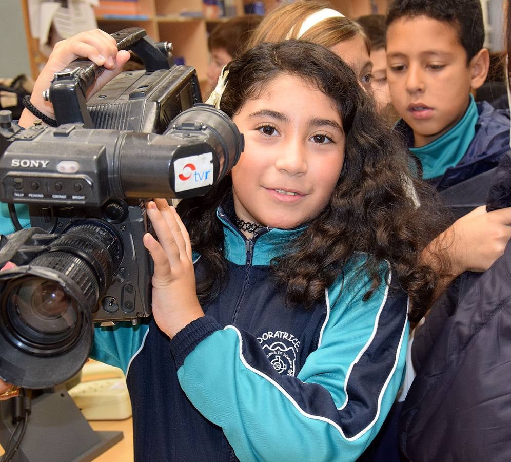 Los alumnos de 5º B de Adoratrices visitan la multimedia de Diario La Rioja, junto a su profesora Juana Gil