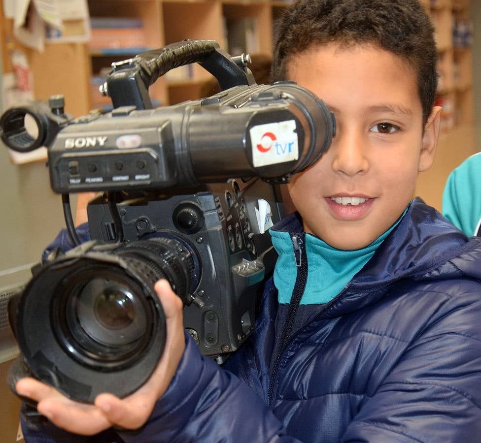 Los alumnos de 5º B de Adoratrices visitan la multimedia de Diario La Rioja, junto a su profesora Juana Gil