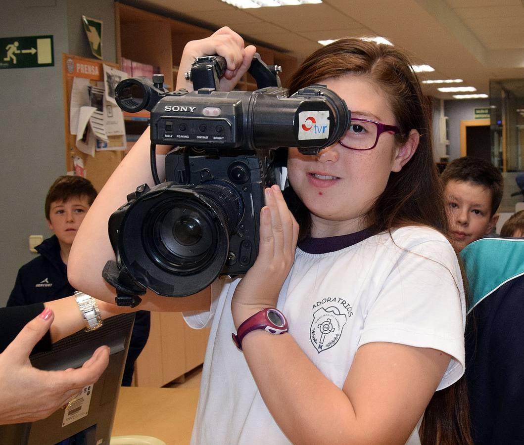 Los alumnos de 5º B de Adoratrices visitan la multimedia de Diario La Rioja, junto a su profesora Juana Gil