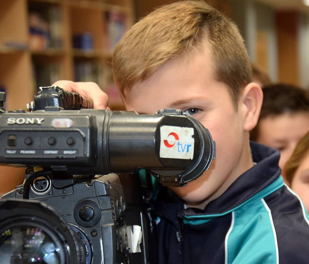 Los alumnos de 5º B de Adoratrices visitan la multimedia de Diario La Rioja, junto a su profesora Juana Gil