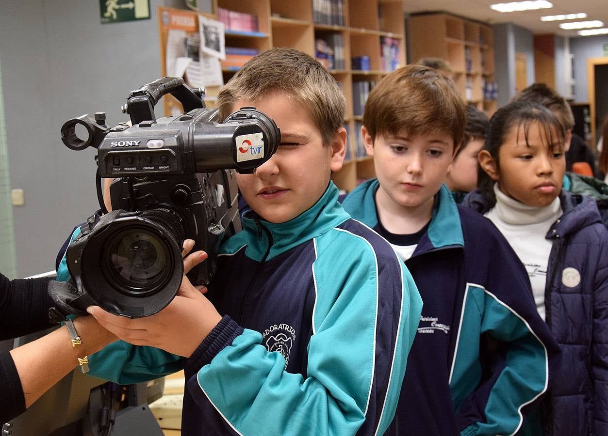 Los alumnos de 5º B de Adoratrices visitan la multimedia de Diario La Rioja, junto a su profesora Juana Gil