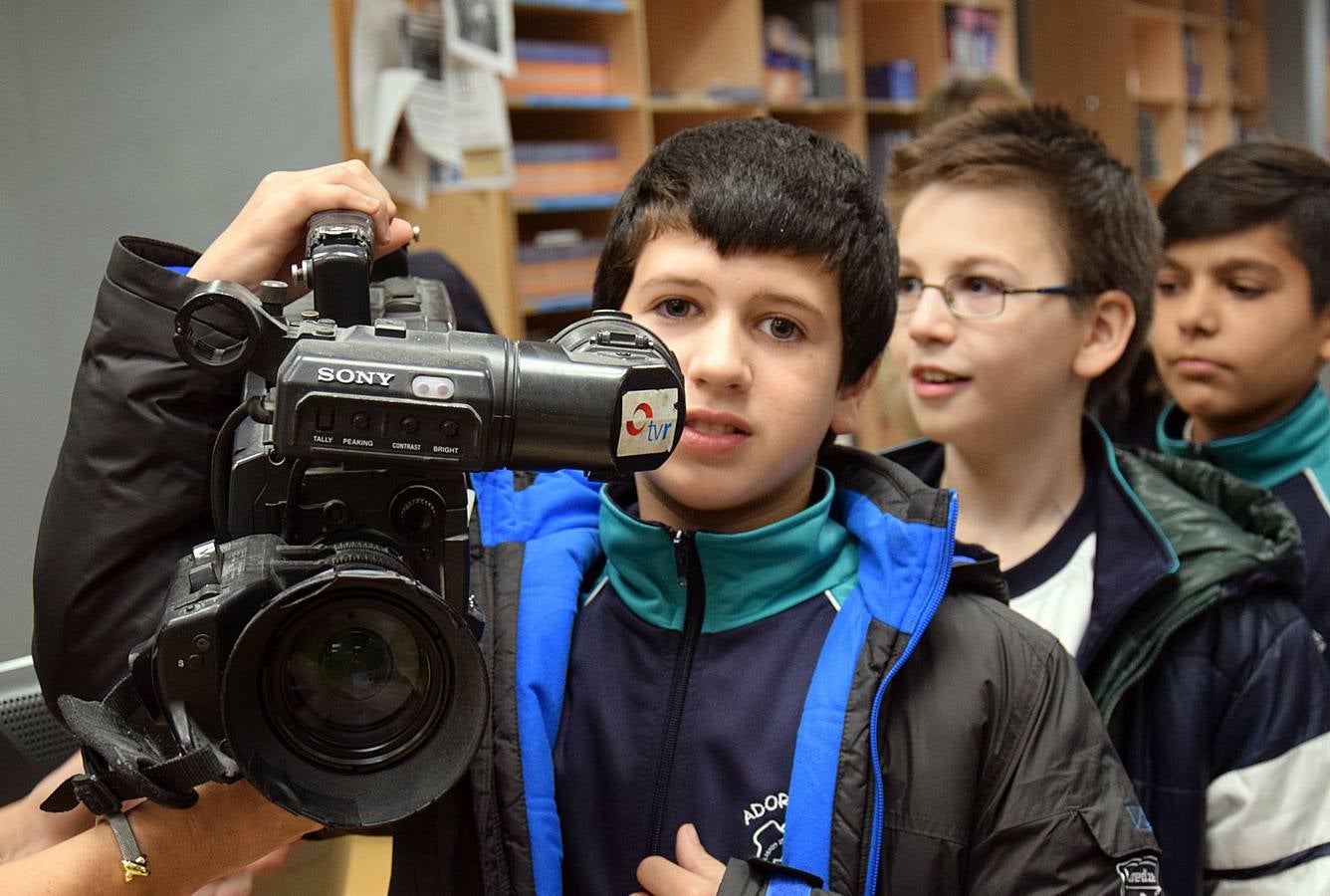 Los alumnos de 5º B de Adoratrices visitan la multimedia de Diario La Rioja, junto a su profesora Juana Gil