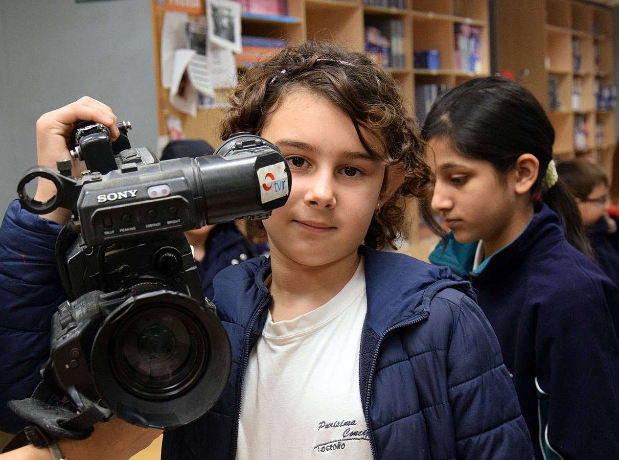 Los alumnos de 5º B de Adoratrices visitan la multimedia de Diario La Rioja, junto a su profesora Juana Gil