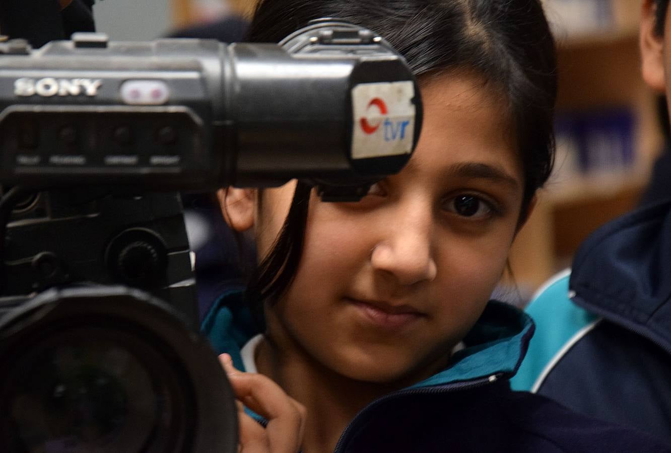 Los alumnos de 5º B de Adoratrices visitan la multimedia de Diario La Rioja, junto a su profesora Juana Gil