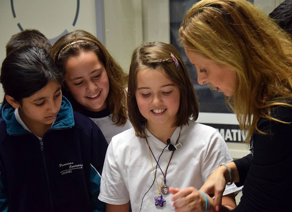 Los alumnos de 5º B de Adoratrices visitan la multimedia de Diario La Rioja, junto a su profesora Juana Gil