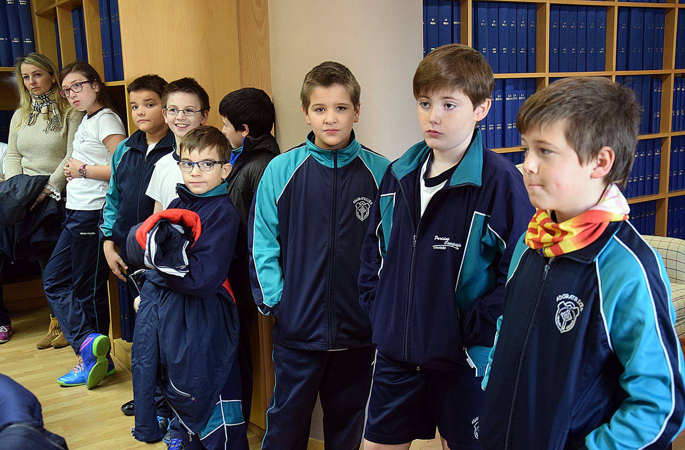 Los alumnos de 5º B de Adoratrices visitan la multimedia de Diario La Rioja, junto a su profesora Juana Gil