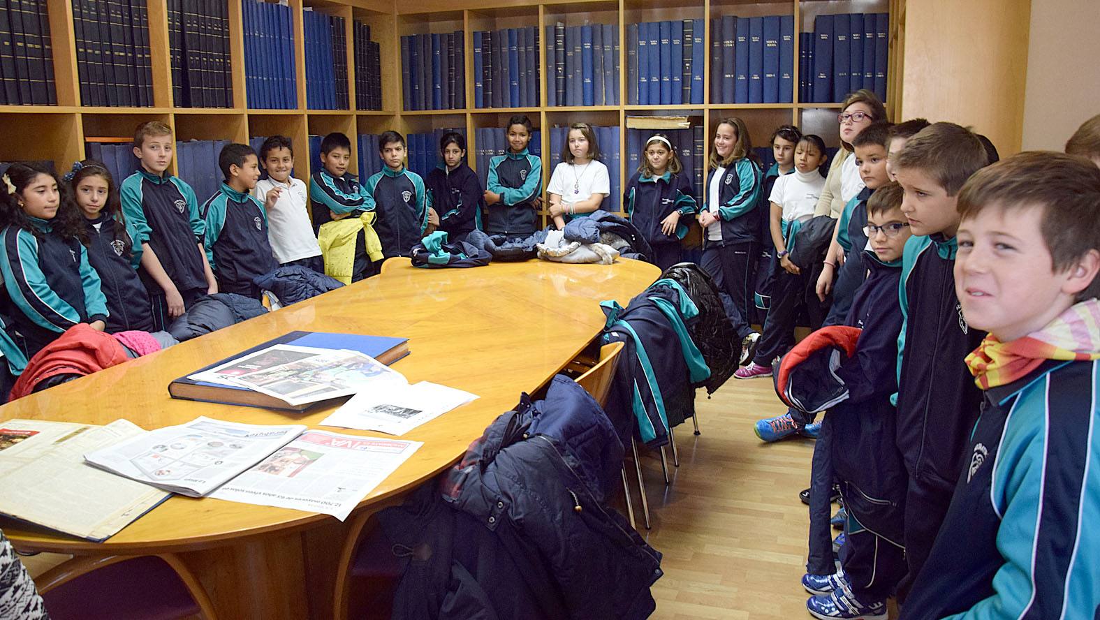 Los alumnos de 5º B de Adoratrices visitan la multimedia de Diario La Rioja, junto a su profesora Juana Gil