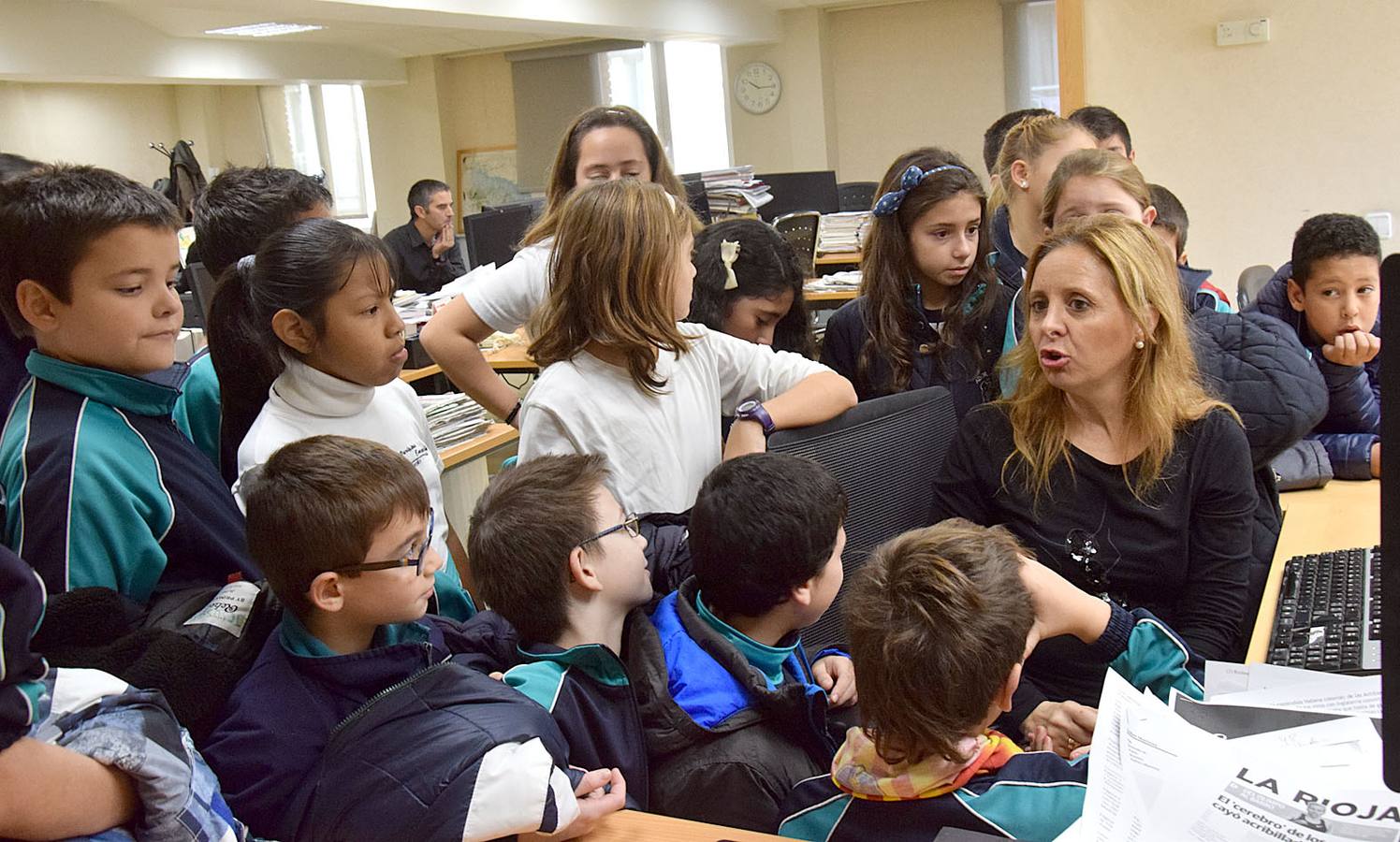 Los alumnos de 5º B de Adoratrices visitan la multimedia de Diario La Rioja, junto a su profesora Juana Gil