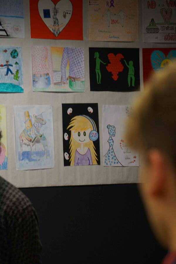 Dibujos por el respeto en el Colegio de Psicólogos (II)