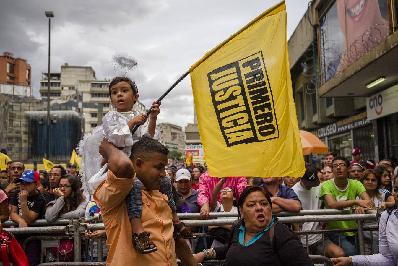 Opositores durante el cierre de campaña electoral en Venezuela.