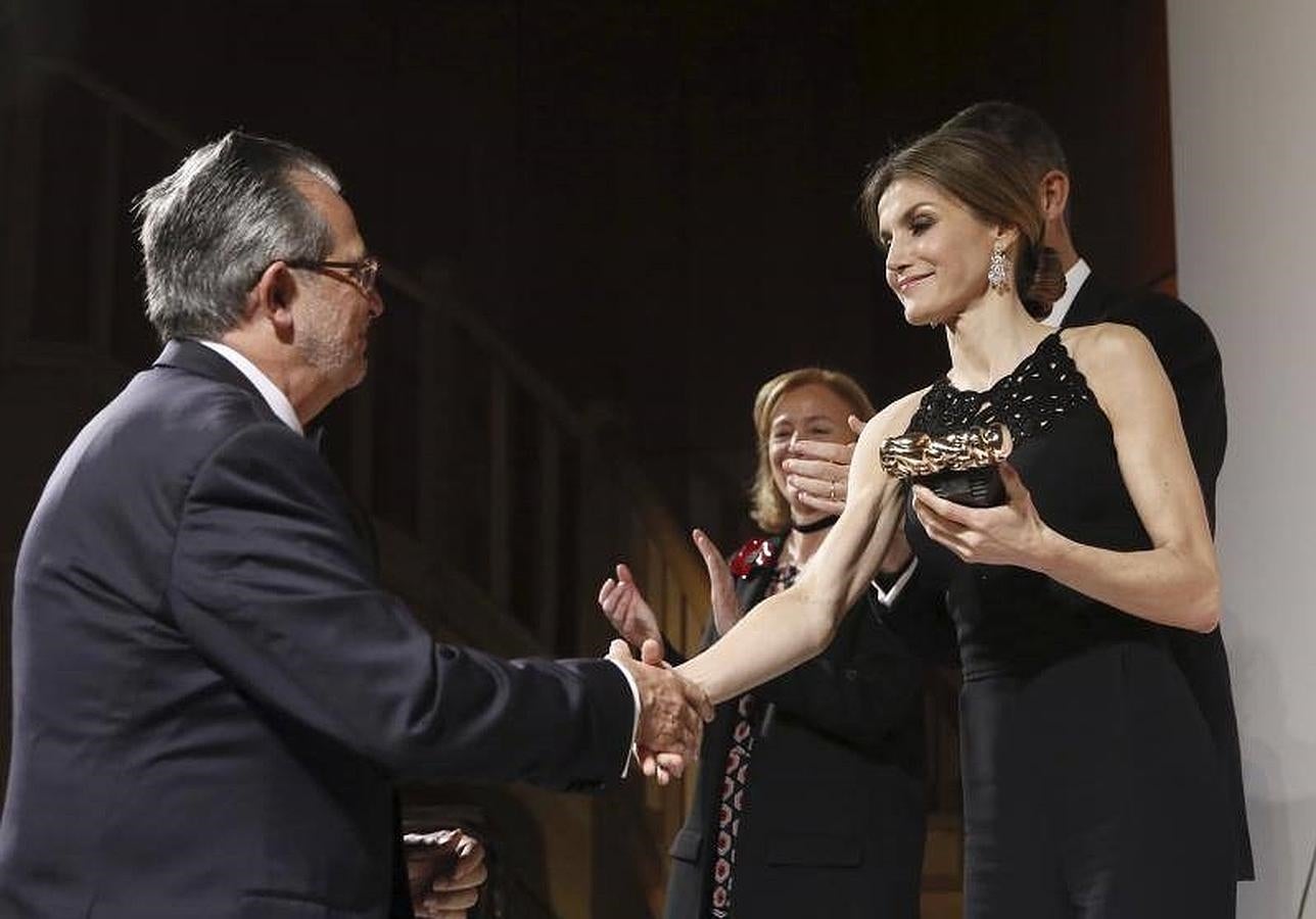 La Reina Letizia entrega al presidente y editor del diario venezolano El Nacional, Miguel Henrique Otero (i).