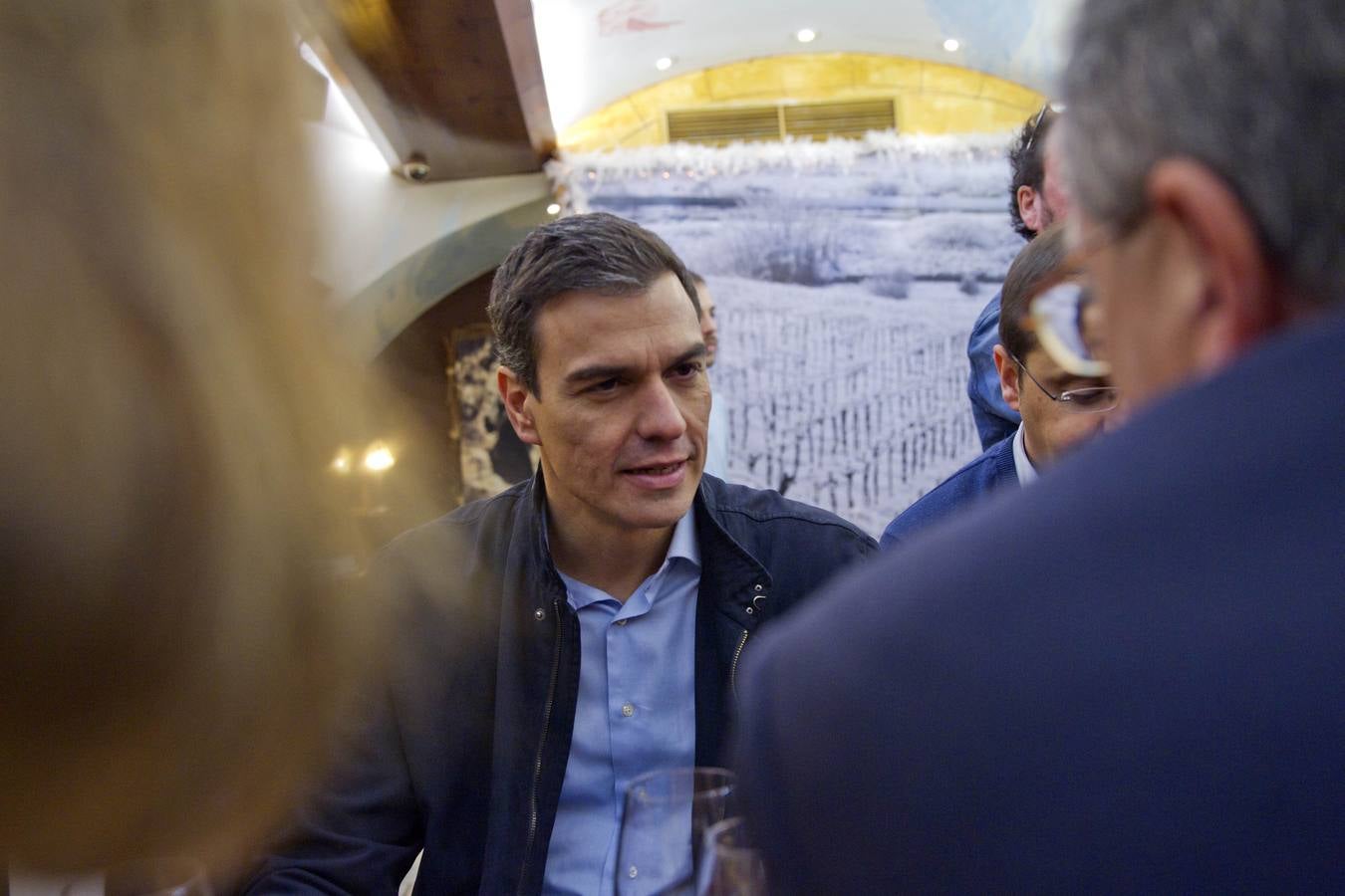 Pedro Sánchez pasea por el Casco Antiguo de Logroño y brinda en La Laurel en su visita a La Rioja