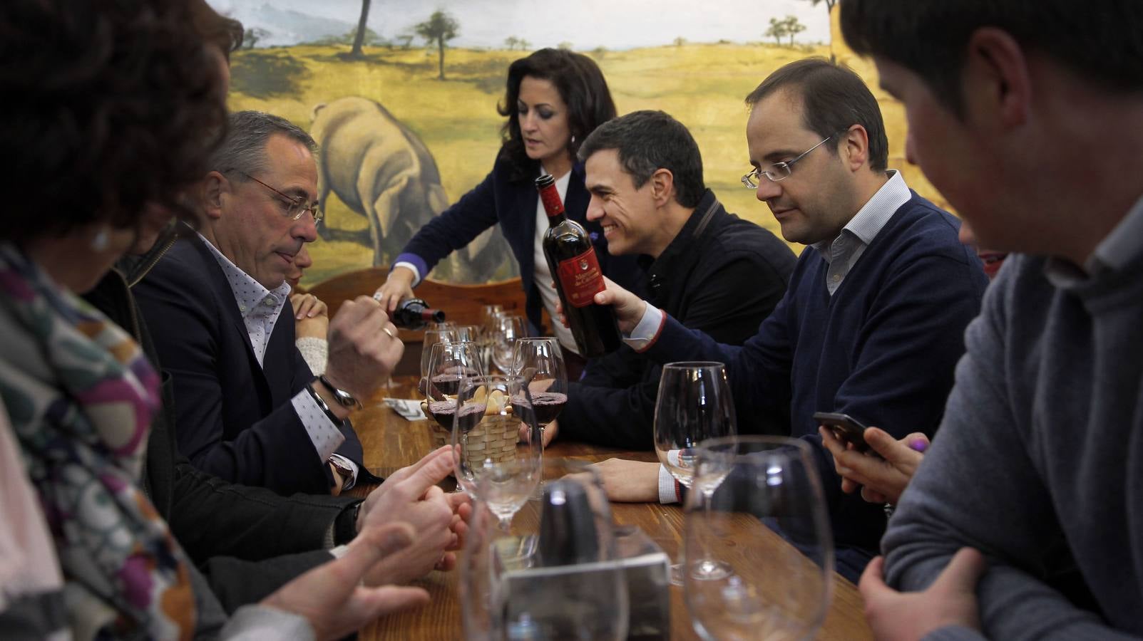 Pedro Sánchez pasea por el Casco Antiguo de Logroño y brinda en La Laurel en su visita a La Rioja