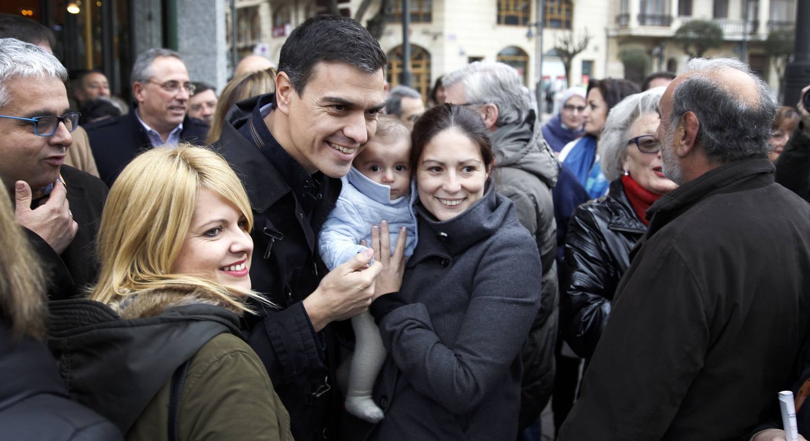 Pedro Sánchez pasea por el Casco Antiguo de Logroño y brinda en La Laurel en su visita a La Rioja