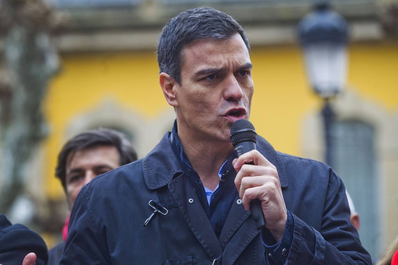 Pedro Sánchez pasea por el Casco Antiguo de Logroño y brinda en La Laurel en su visita a La Rioja