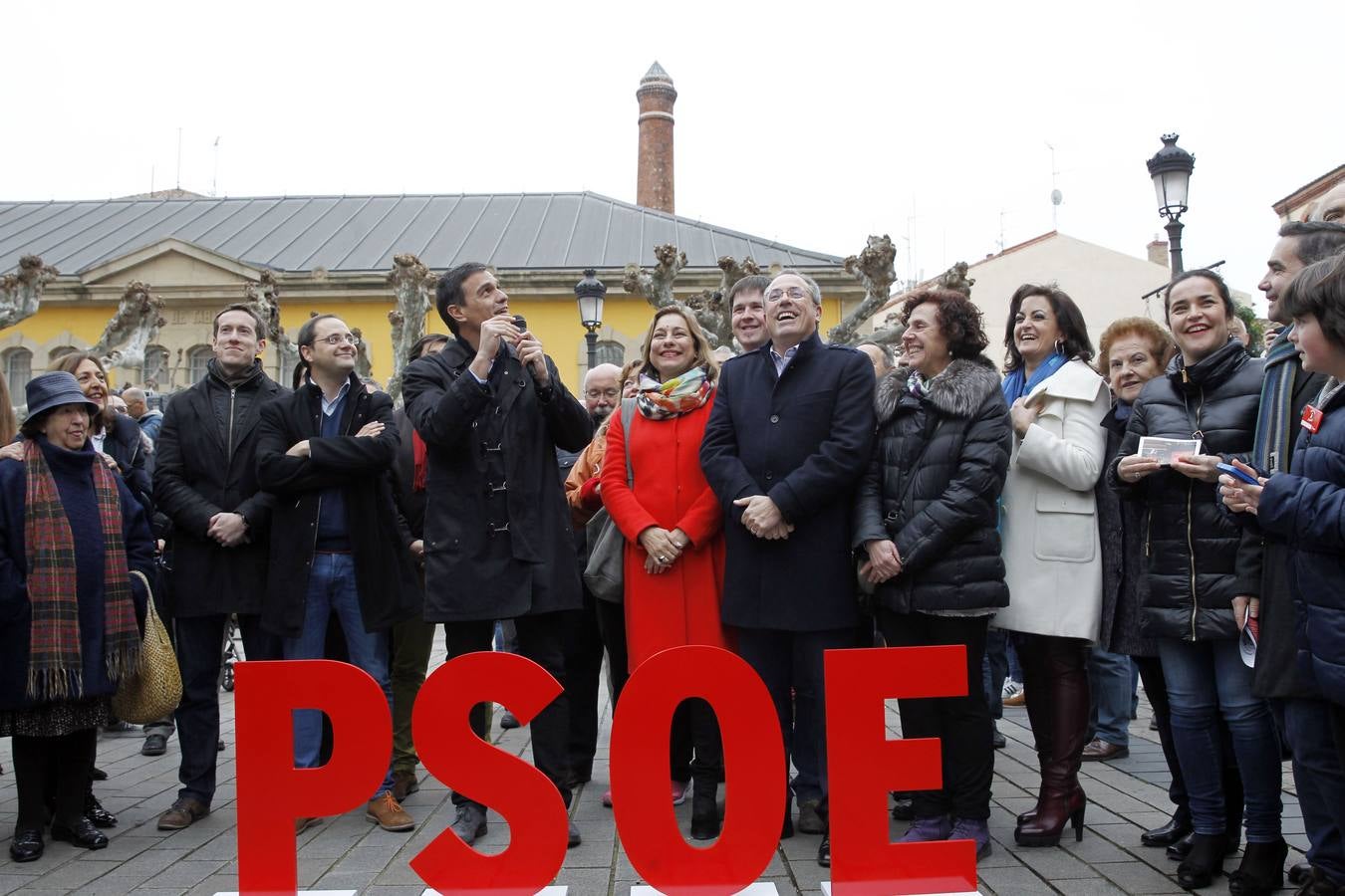 Pedro Sánchez pasea por el Casco Antiguo de Logroño y brinda en La Laurel en su visita a La Rioja