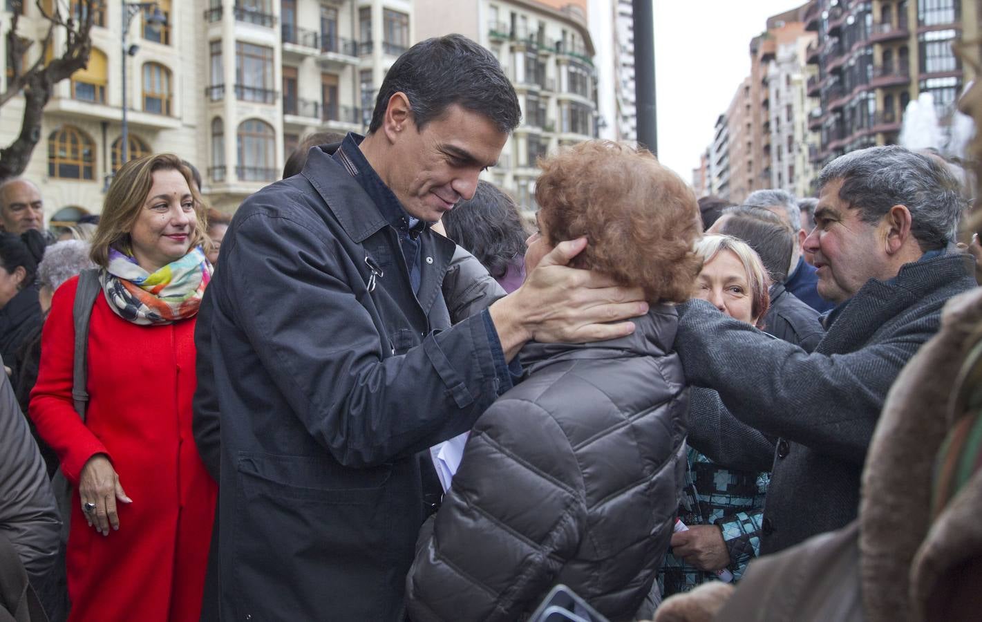 Pedro Sánchez pasea por el Casco Antiguo de Logroño y brinda en La Laurel en su visita a La Rioja