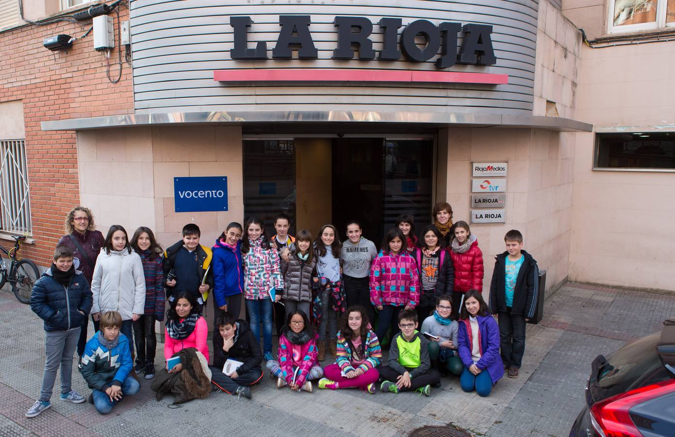 Los alumnos del Taller de Prensa del Colegio Duquesa de La Victoria, de Logroño, visitan la multimedia de Diario LA RIOJA