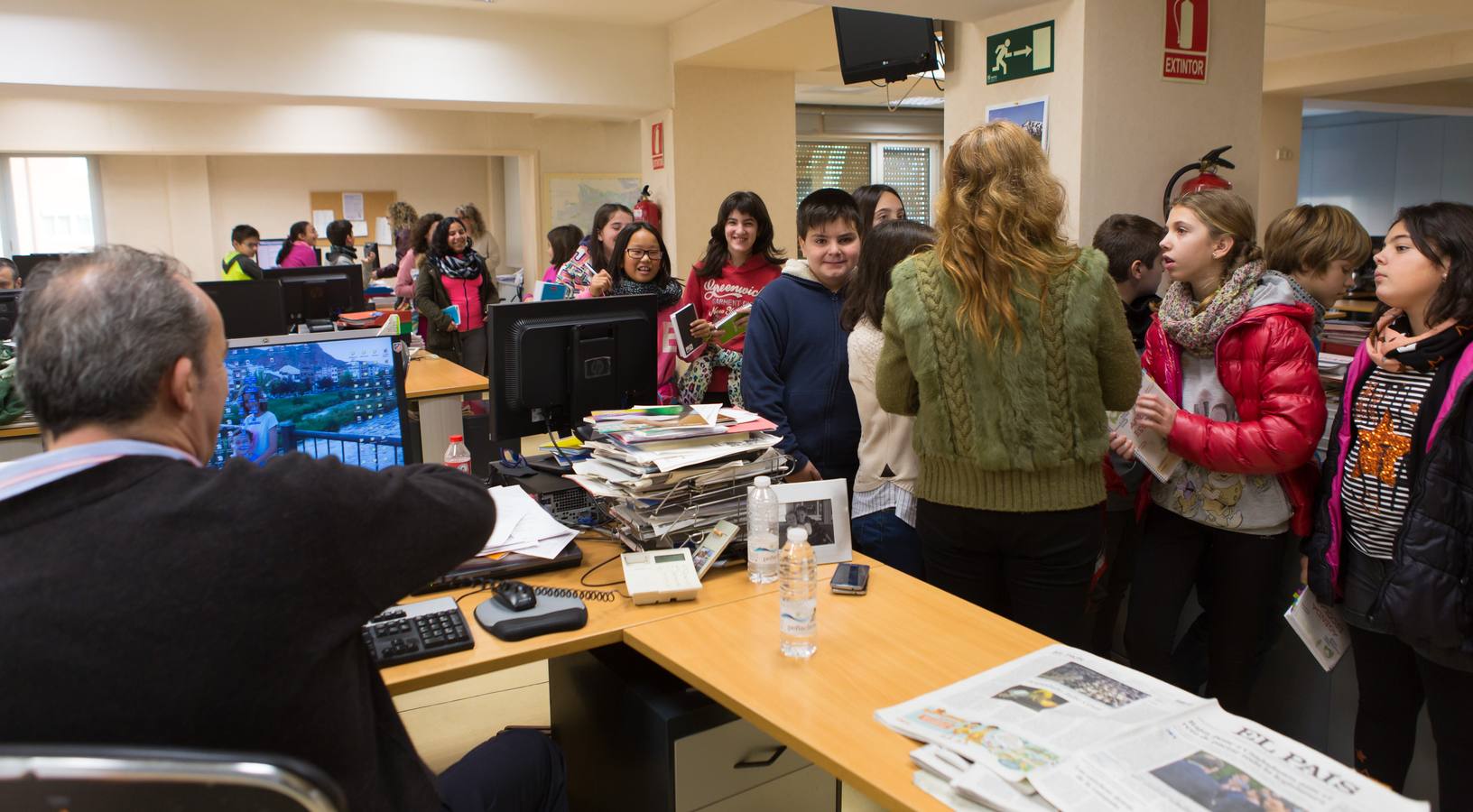 Los alumnos del Taller de Prensa del Colegio Duquesa de La Victoria, de Logroño, visitan la multimedia de Diario LA RIOJA