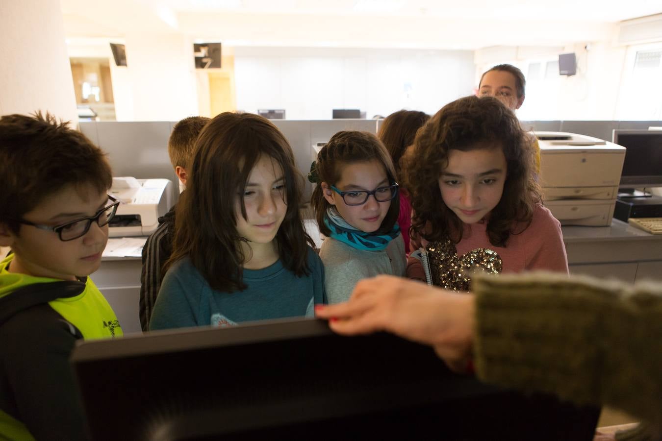 Los alumnos del Taller de Prensa del Colegio Duquesa de La Victoria, de Logroño, visitan la multimedia de Diario LA RIOJA