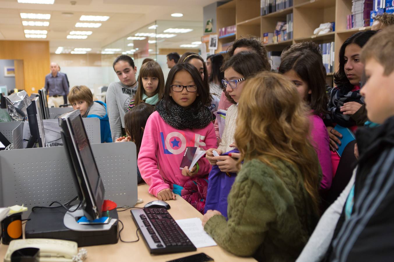 Los alumnos del Taller de Prensa del Colegio Duquesa de La Victoria, de Logroño, visitan la multimedia de Diario LA RIOJA