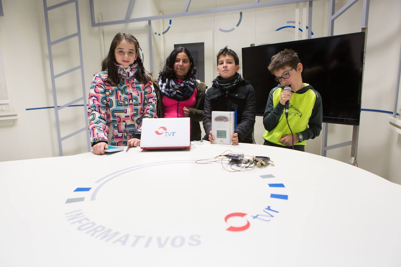Los alumnos del Taller de Prensa del Colegio Duquesa de La Victoria, de Logroño, visitan la multimedia de Diario LA RIOJA