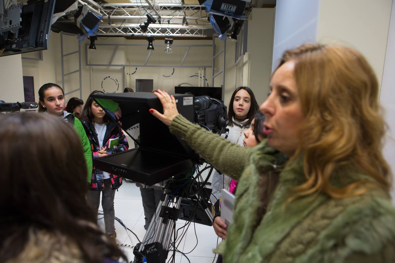 Los alumnos del Taller de Prensa del Colegio Duquesa de La Victoria, de Logroño, visitan la multimedia de Diario LA RIOJA
