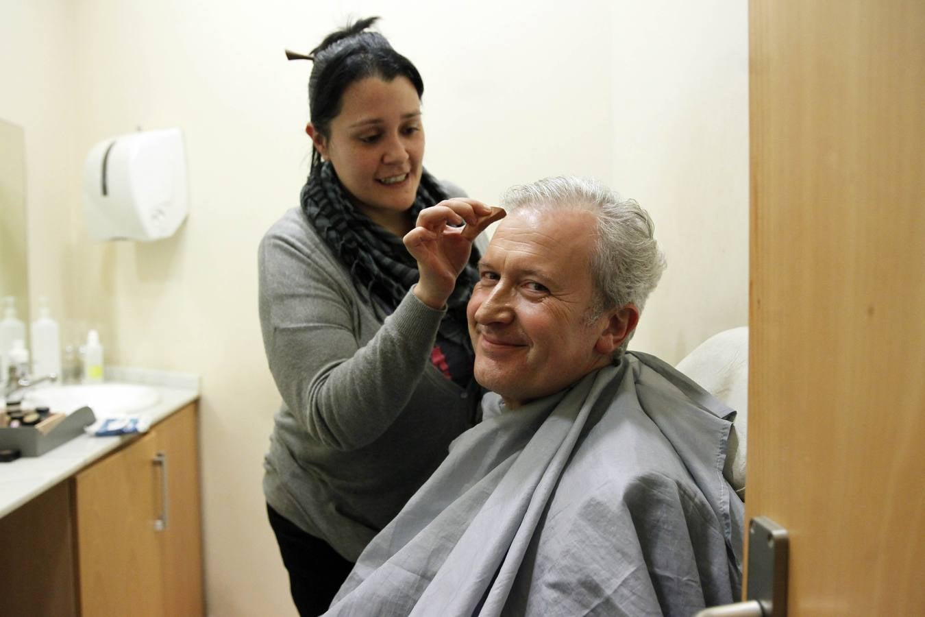 Bienvenidas, maquillaje...preparados y listos para el debate de TVR