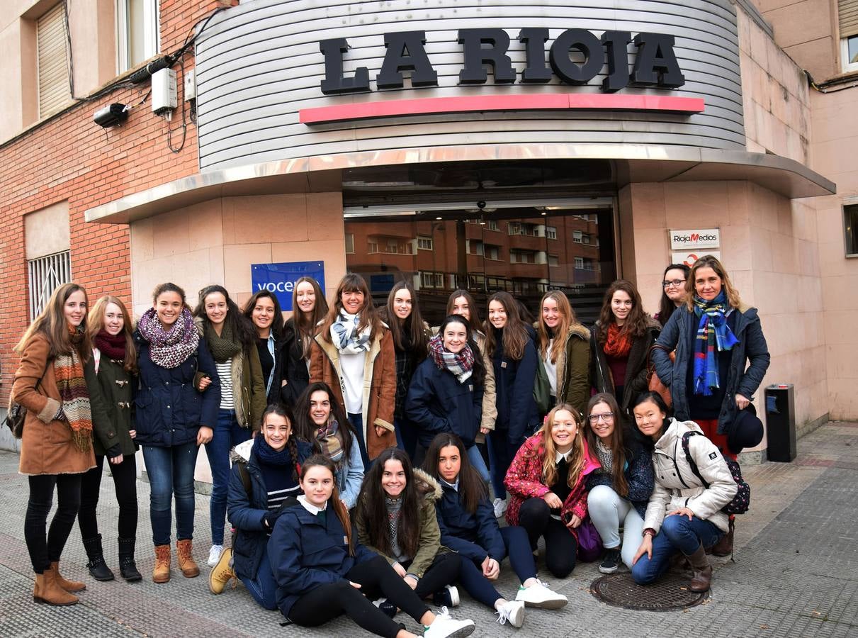 Las alumnas de 4º de la ESO de Alcaste visitan la multimedia de Diario LA RIOJA